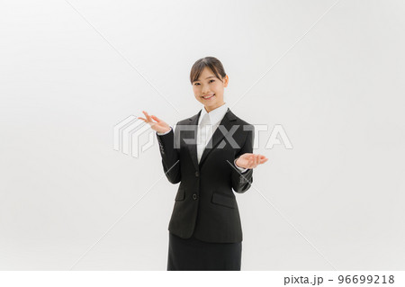 スーツ姿の女性　20代 96699218