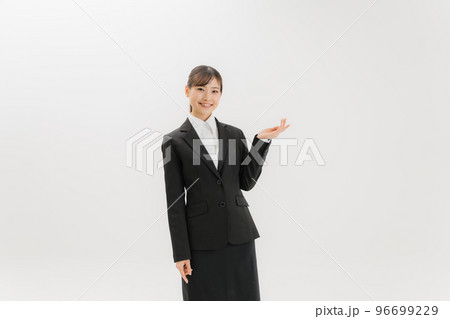 スーツ姿の女性　20代 96699229