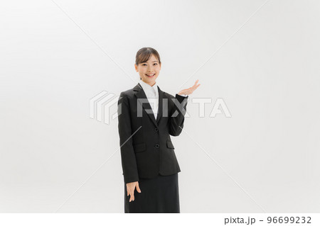 スーツ姿の女性　20代 96699232