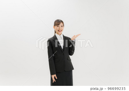 スーツ姿の女性 20代 スーツ姿の女性 20代 96699235
