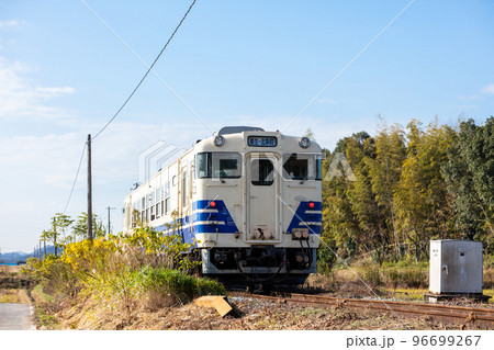 【北条鉄道】のどかな景色の中を走る列車 96699267