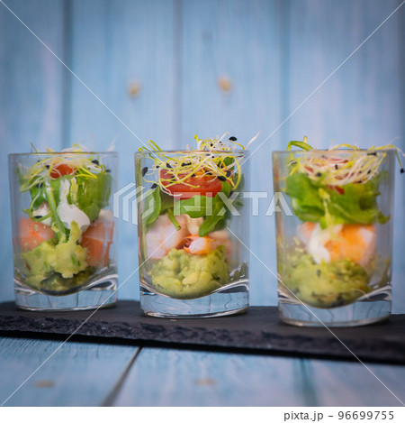 Avocado, shrimp, arugula, mayonaise, espelette pepper and lemon, leek sprouts recipe 96699755