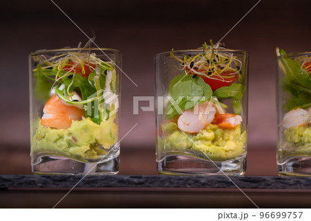 Avocado, shrimp, arugula, mayonaise, espelette pepper and lemon, leek sprouts recipe 96699757