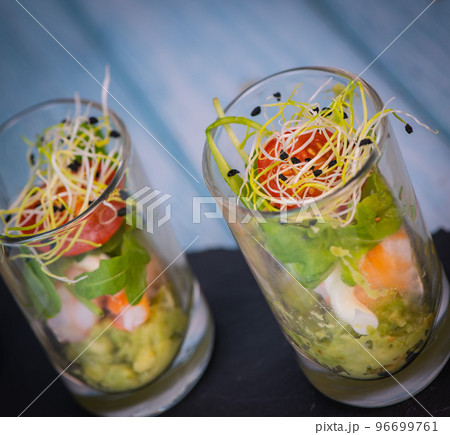 Avocado, shrimp, arugula, mayonaise, espelette pepper and lemon, leek sprouts recipe 96699761