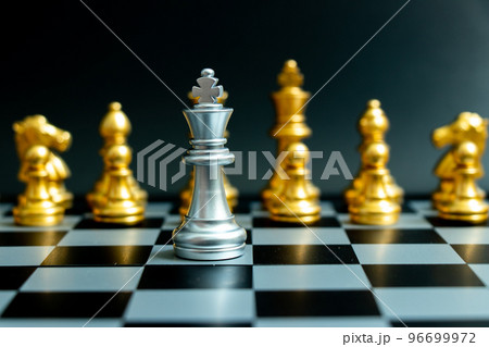 Silver king chess piece face another gold team on black background (Concept for leadership, problem or crisis situation) 96699972
