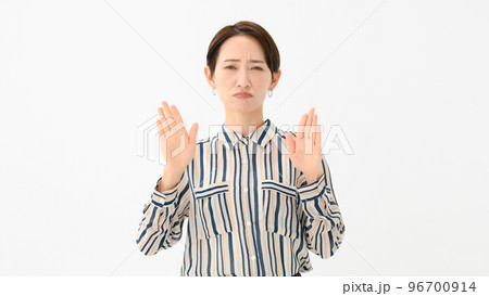 断る女性　拒否　NG 顰めっ面 96700914