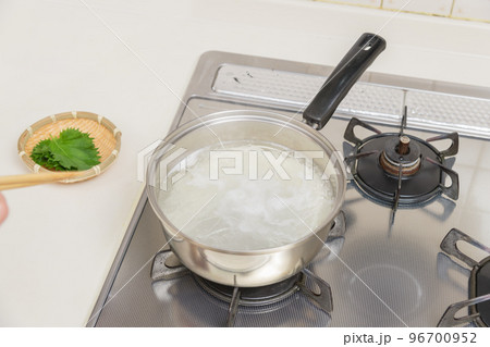 【素麺を茹でる】 96700952