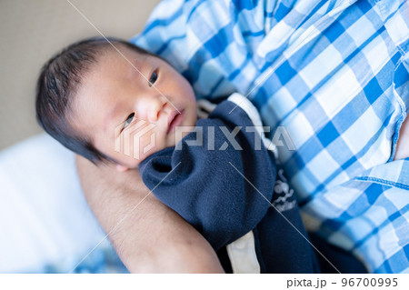 パパに抱かれる生後3日の赤ちゃん パパに抱かれる生後3日の赤ちゃん 96700995