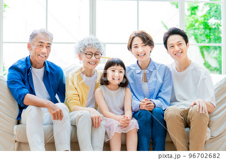 ソファーに座る三世代家族 96702682