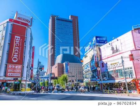日本の東京都市景観 三軒茶屋駅前のキャロットタワーなどを望む 96702834