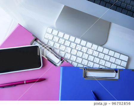 バインダー、書類、パソコン、スマホのビジネスイメージ バインダー、書類、パソコン、スマホのビジネスイメージ 96702856