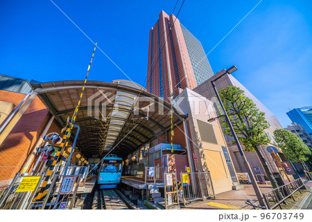 日本の東京都市景観 東急世田谷線三軒茶屋駅やキャロットタワーなどを望む 日本の東京都市景観 東急世田谷線三軒茶屋駅やキャロットタワーなどを望む 96703749
