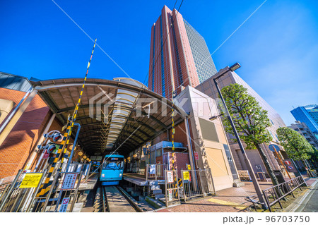 日本の東京都市景観　東急世田谷線三軒茶屋駅やキャロットタワーなどを望む 96703750