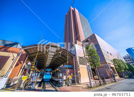 日本の東京都市景観 東急世田谷線三軒茶屋駅やキャロットタワーなどを望む 日本の東京都市景観 東急世田谷線三軒茶屋駅やキャロットタワーなどを望む 96703751