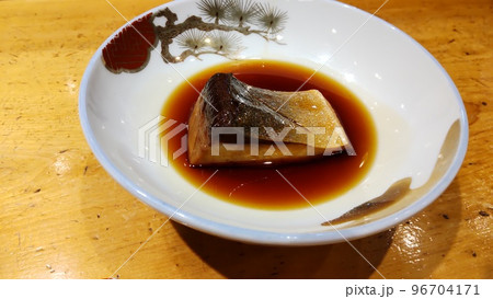 芸術的なブリの照り焼き 96704171