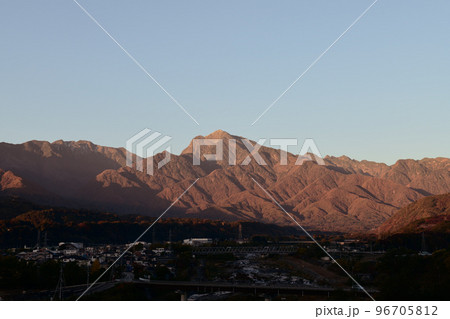 北杜市武川町、朝日に赤く染まりながら明けて行く晩秋の南アルプス甲斐駒ケ岳 北杜市武川町、朝日に赤く染まりながら明けて行く晩秋の南アルプス甲斐駒ケ岳 96705812