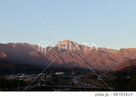 北杜市武川町、朝日に赤く染まりながら明けて行く晩秋の南アルプス甲斐駒ケ岳 96705814