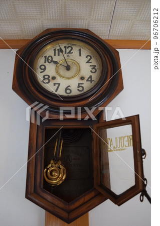 ゼンマイ式の古い壁掛け時計の写真素材 [96706212] - PIXTA