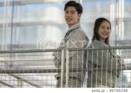 若い男女のエンジニア 96706288