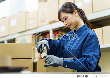 倉庫で梱包をする女性作業員 96706762
