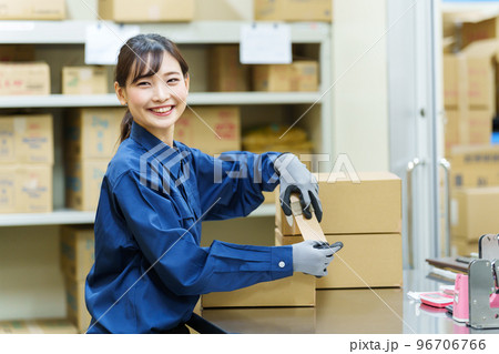 倉庫で梱包をする女性作業員 96706766