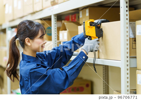 倉庫で在庫管理をする女性作業員 96706771