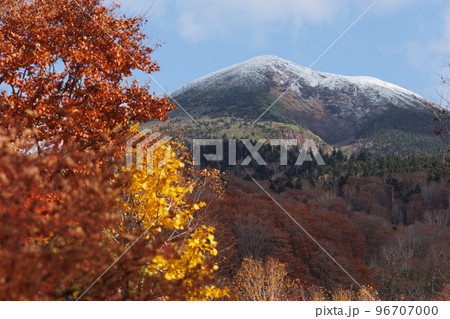 まんじゅうふかしから観る冠雪した八甲田大岳と紅葉(青森県青森市) まんじゅうふかしから観る冠雪した八甲田大岳と紅葉(青森県青森市) 96707000