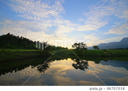 夕焼けの池（大分県竹田市） 96707038