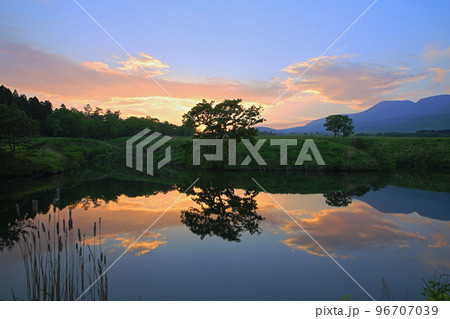 夕焼けの池(大分県竹田市) 夕焼けの池(大分県竹田市) 96707039