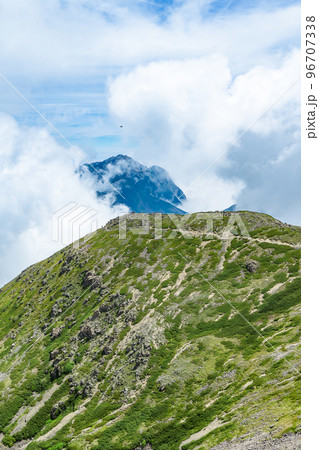長野県の南アルプス仙丈ケ岳から見る、甲斐駒ヶ岳と雲海 96707338