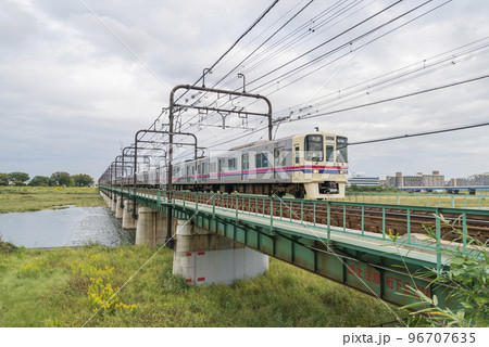 京王線　聖蹟桜ヶ丘　多摩川橋梁　電車　青空　多摩川 96707635