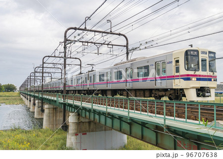 京王線　聖蹟桜ヶ丘　多摩川橋梁　電車　青空　多摩川 96707638