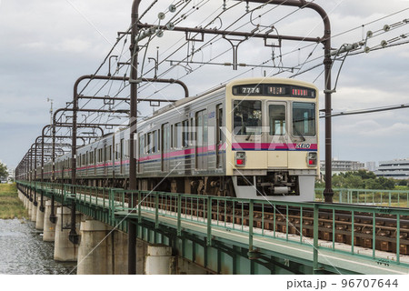 京王線　聖蹟桜ヶ丘　多摩川橋梁　電車　青空　多摩川 96707644
