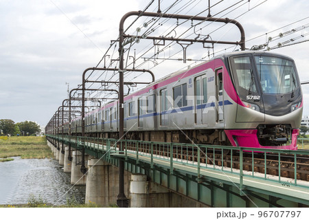 京王線　京王線　新宿行き　電車　京王　5000系　聖蹟桜ヶ丘　多摩川橋梁　電車　青空　多摩川 96707797
