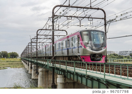 京王線　京王線　新宿行き　電車　京王　5000系　聖蹟桜ヶ丘　多摩川橋梁　電車　青空　多摩川 96707798