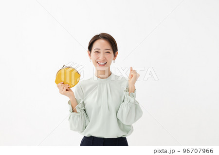 財布　女性　ガッツポーズ　白バック 96707966