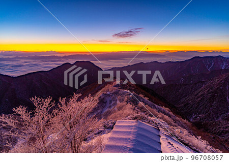 【雪山素材】初冬の燕岳・燕山荘から見える朝の風景【長野県】 96708057