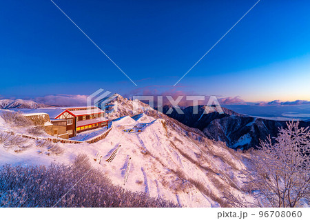 【雪山素材】初冬の燕岳・燕山荘から見える朝の風景【長野県】 96708060
