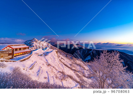 【雪山素材】初冬の燕岳・燕山荘から見える朝の風景【長野県】 96708063