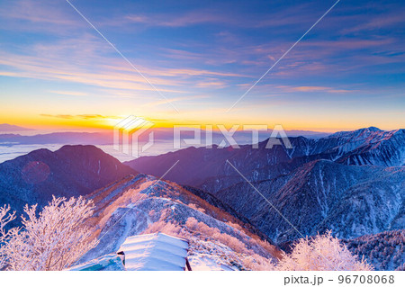 【雪山素材】初冬の燕岳・燕山荘から見える朝の風景【長野県】 96708068