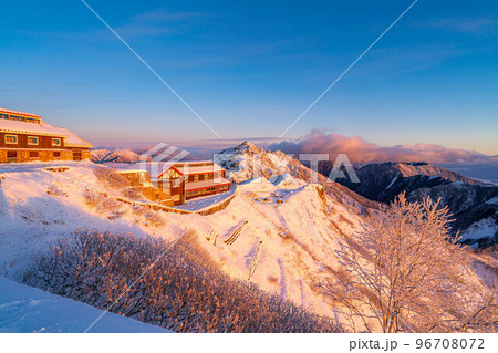 【雪山素材】初冬の燕岳・燕山荘から見える朝の風景【長野県】 96708072