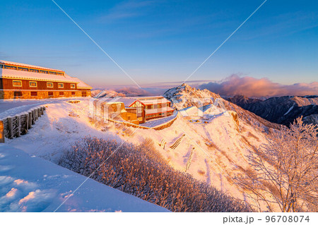 【雪山素材】初冬の燕岳・燕山荘から見える朝の風景【長野県】 96708074