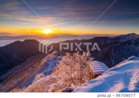 【雪山素材】初冬の燕岳・燕山荘から見える朝の風景【長野県】 96708077