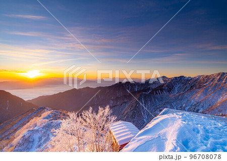 【雪山素材】初冬の燕岳・燕山荘から見える朝の風景【長野県】 96708078