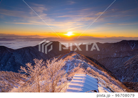 【雪山素材】初冬の燕岳・燕山荘から見える朝の風景【長野県】 96708079