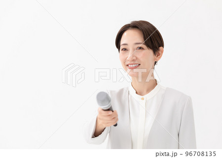 マイク　女性　白バック 96708135