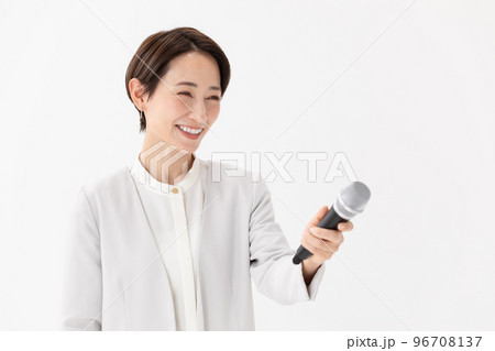 マイク 女性 白バック マイク 女性 白バック 96708137