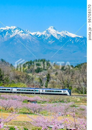 中央本線　新府桃源郷　～残雪の八ヶ岳を背景に疾走する特急あずさ～ 96708370
