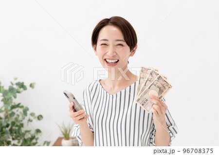 スマホ お金 女性 スマホ お金 女性 96708375