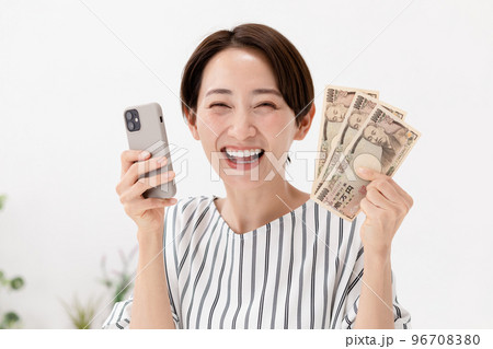 スマホ お金 女性 スマホ お金 女性 96708380